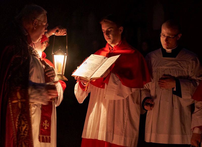 Lesung der Orationen bei Kerzenlicht
