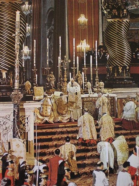 Papst Johannes XXIII. und die Mit-Zelebranten sowie der päpstliche Hofstaat am Hauptalter der Peterskirche