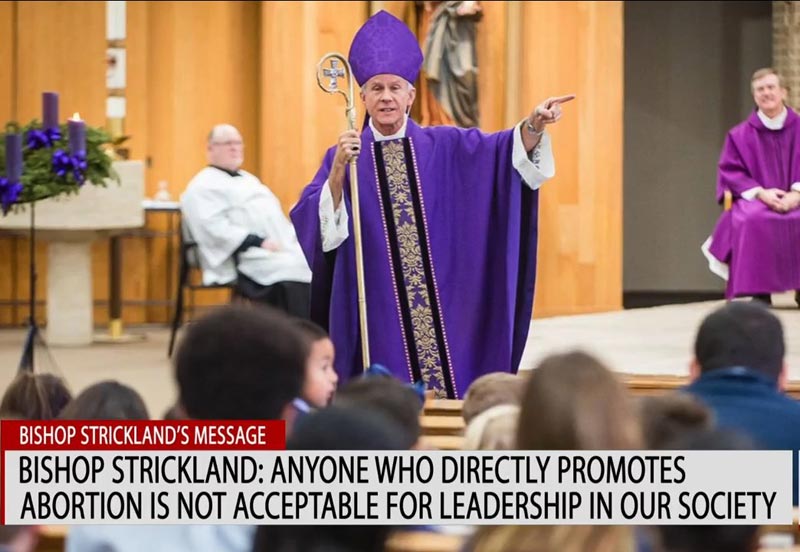 Bischof Strickland bei der Predigt