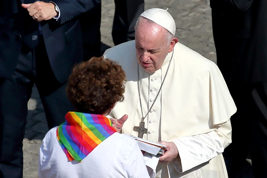 Das Photo zeigt, wie der Papst eine Frau mit dem Halstuch der Schwulen- und Gender-Bewegung einen Segen spendet