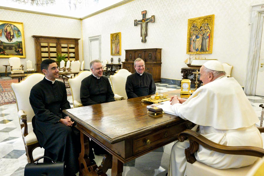 Die Vertreter der FSSP sitzen dem Papst am Schreibtisch seines Arbeitszimmers gegenüber