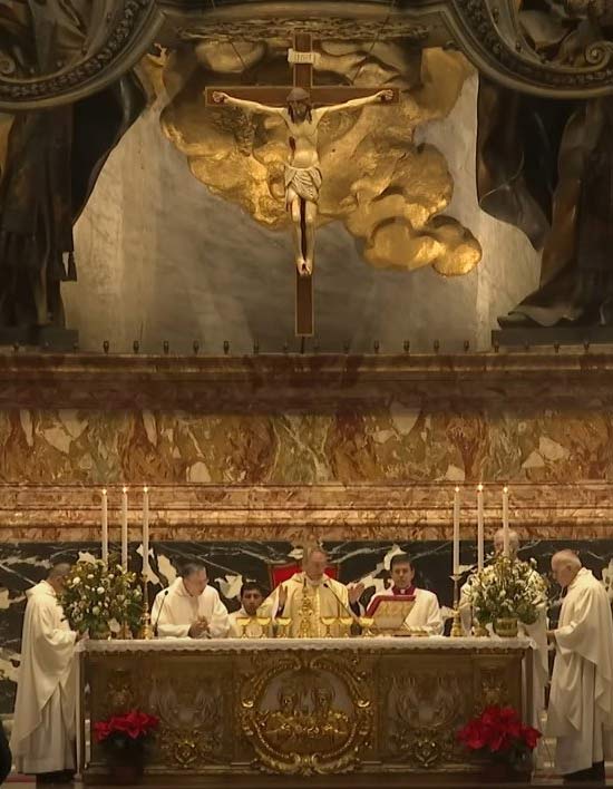 Blick auf den Altar während der Messe