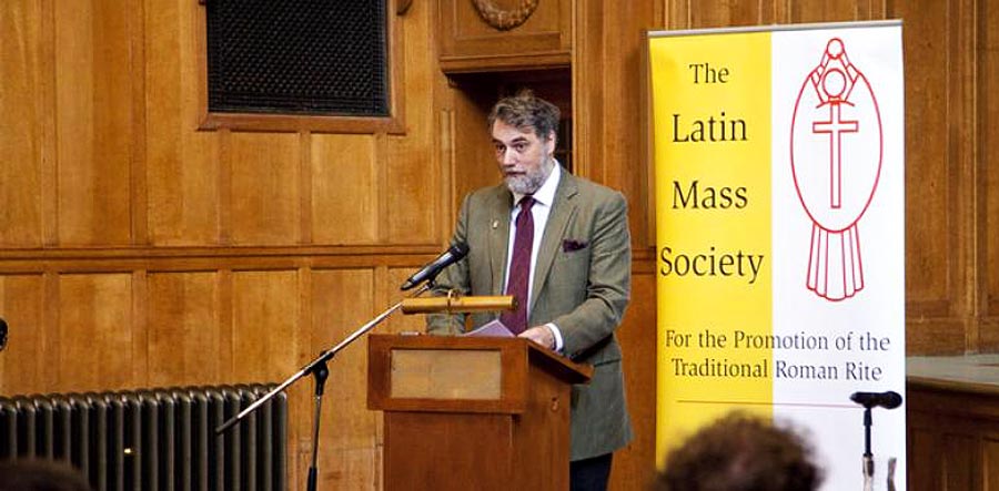 Das Photo zeigt Joseph Shaw als Vortragenden bei einer Veranstaltung der Latin-Mass-Society