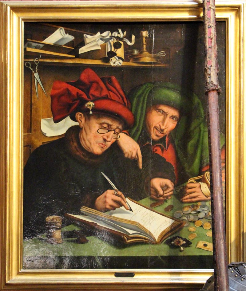 Das Gemälde aus dem 16. Jahrhundert zeigt zwei Männer bei der Buchführung. Der eine vom Txp „Schlitzohr“ greift nach den vor ihm liegenden Münzen, der ander vom Typ „pedantischer Bürokrat“ macht Eintragungen im Kassabuch.