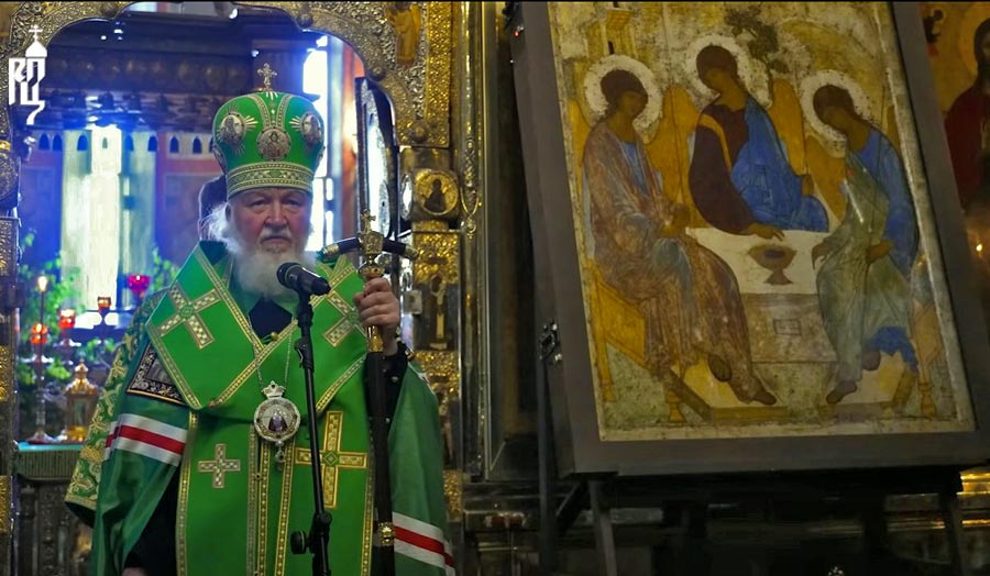 Das Photo zeigt links Patriarch Kyrill bei seiner Ansprache, rechts die provisorisch vor der Ikonostase aufgestellte Ikone