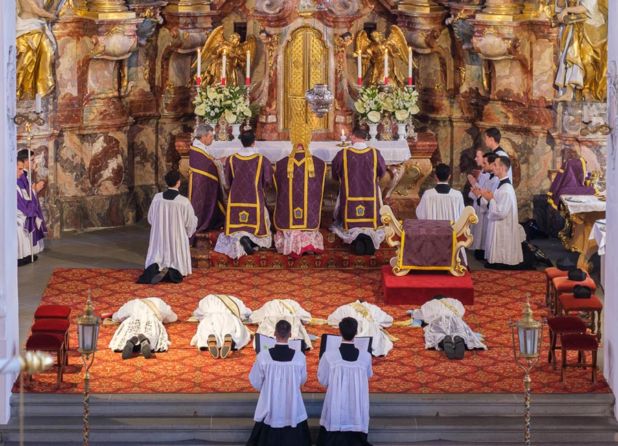 Bischof und Altardienst haben sich „ad Dominum“ vor dem Altar niedergekniet, die Weihekandidaten liegen ausgestreckt auf dem Boden.