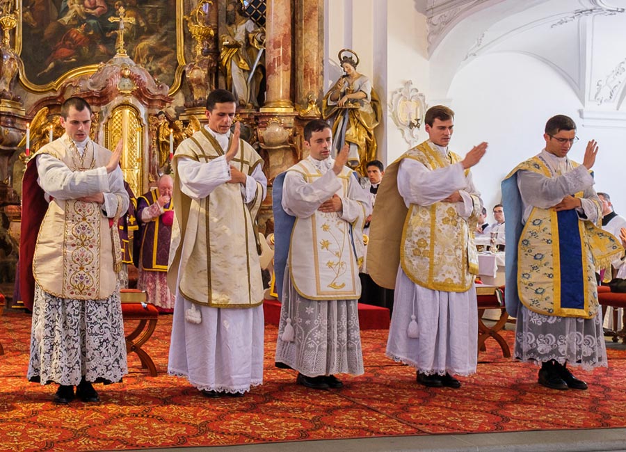 Die Neugeweihten stehen nebeinander und spenden die in der Kirche versammelten Gläubigen.