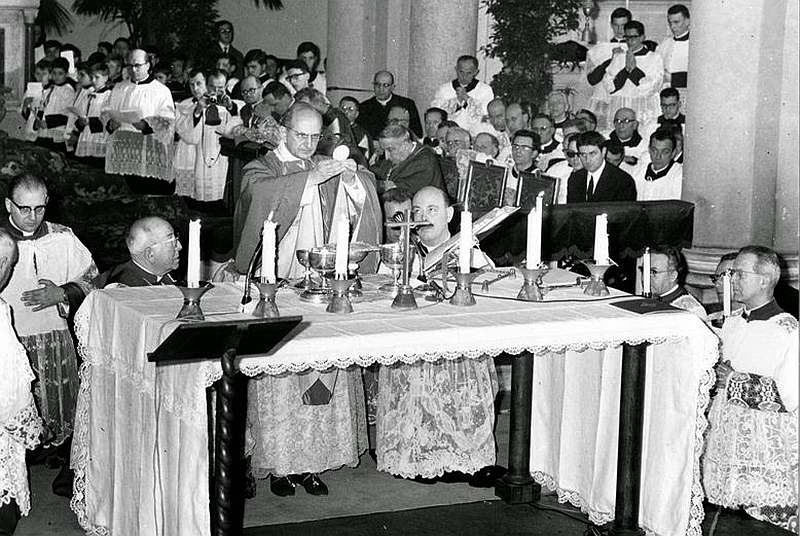 Am 7. März 1965 feierte Paul VI. in der Kirche Ognissanti erstmal eine Messe „
                               ad populum“. Er verwandte den Ordo von 1965 und sprach viele, aber bei weitem nicht alle, Texte in Italienisch. Das Photo zeigt Papst Paul VI. am Volksaltar die Messe in Richtung der Gläubigen feiernd.