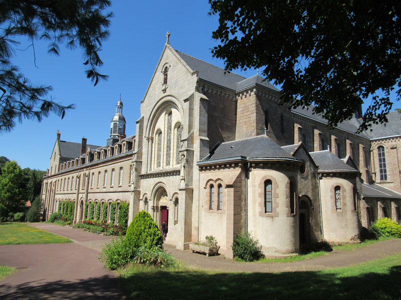 Kirche und Hauptfassade des Klosters. <br>Bild: Website von Bellefontaine Blick auf die in neuromanischem Stil des 19. Jh. ausgeführte Klosterkirche und die schlicht gehaltene Hauptfassade.