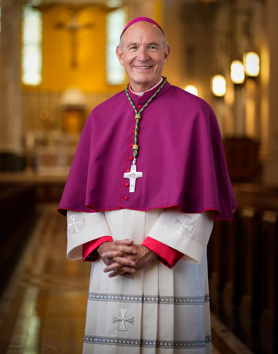 Das  offizielle Porträtphoto zeigt den freundlich lächelnden und durchaus sympathisch wirkenden Bischof in voller Chorkleidung in seiner Hauptkirche