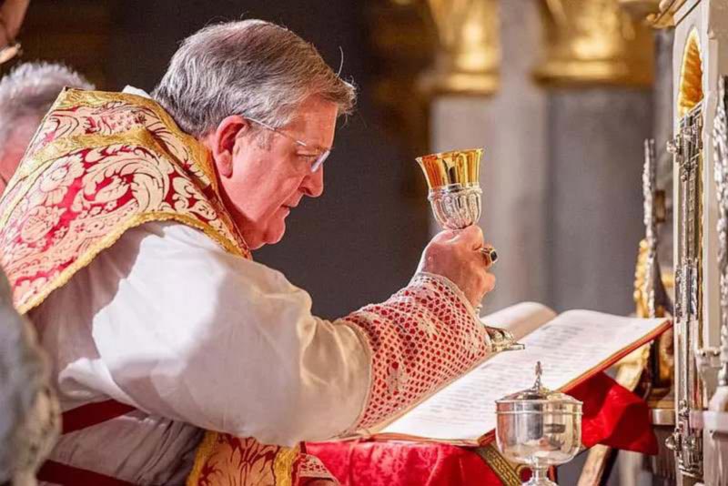 Kardinal Burke am Altar beim Sprechen der Wandlungsworte <br>Bild:  John Aron / Latin Mass Society Kardinal Burke am Altar beim Sprechen der Wandlungsworte