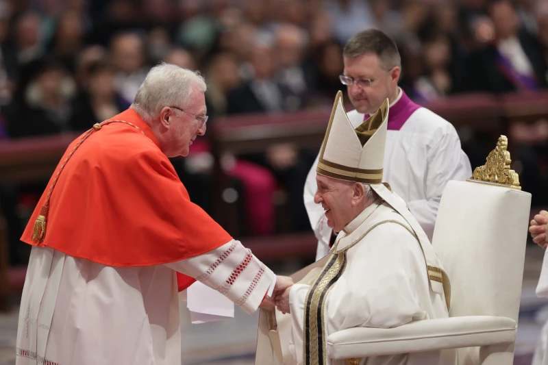 Papst Franziskus ernennt 2022 Arthur Roche zum Kardinal  <br>Bild: Daniel Ibáñez / CNA Das Photo zeigt Kardinal Roche und Papst Franziskus bei der Ernennung zum Kardinal in herzlichem Einvernehmen verbunden-