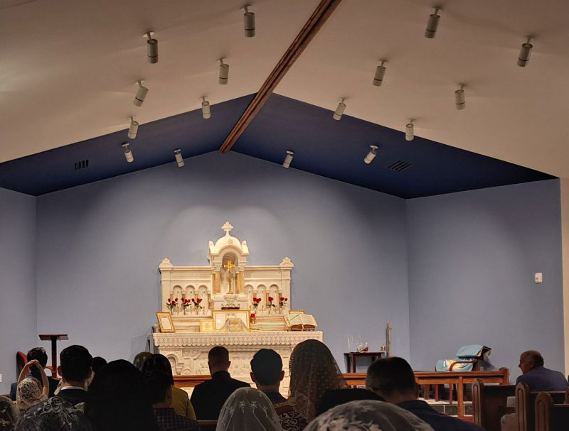 Schmucklos und Sparsam : Die Ersatzkapelle für die traditionstreuen Katholiken in Charlotte Der architektonisch in keiner WEise geglieder Raum ist taubengrau gestrichen und völlig ohne Dekoration. Als Altar dient ein vermutlich aus einer Kirchenschließung übernommener reinweiß gestrichener Holzaltaras in traditioneller Form mit Predella und kleinem Baldachin über dem Taberbakel.