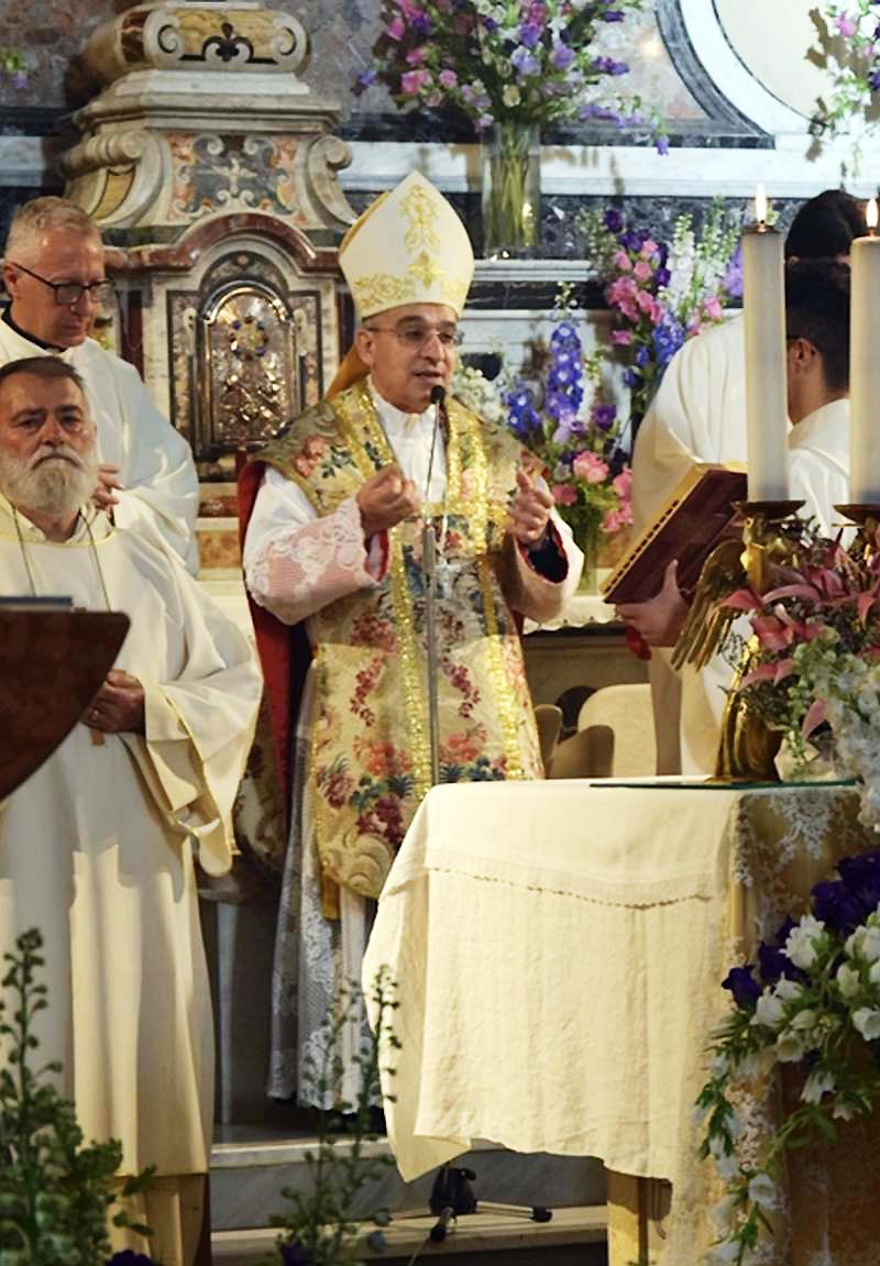 ie Aufnahme aus dem Jahr 2018 zeigt den Erzbischof bei der Zelebration einer NO-Messe am Volksaltar aber mit einer traditionellen Mitra und Messgewand im römischen Stil.