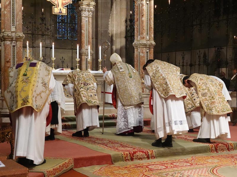 Beginn eines Pontifikalamtes mit Leviten und Ehrendiakonen in traditionellen römischen Messgewändern