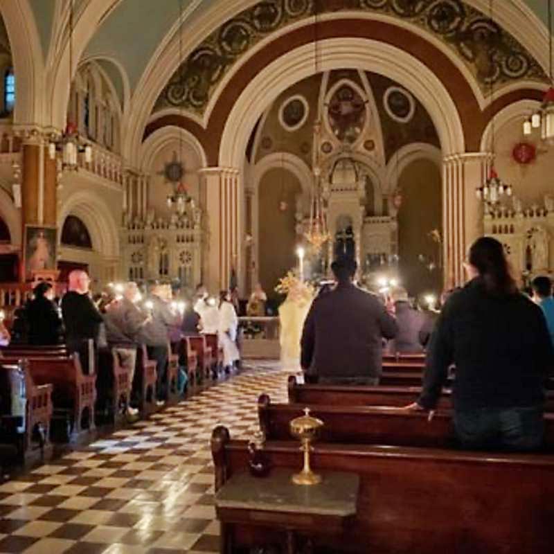 Die relativ kleine St. Ceciala-Kapelle in Brooklyn bietet nach Architektur und Ausmalung das klassische Bild einer katholischen Kirche aus den ersten Jahrzehnten des 20. Jahrhunderts. Die etwas undeutliche Aufnahme zeigt Altardienst und Priester beim Einzug in den Altarraum.