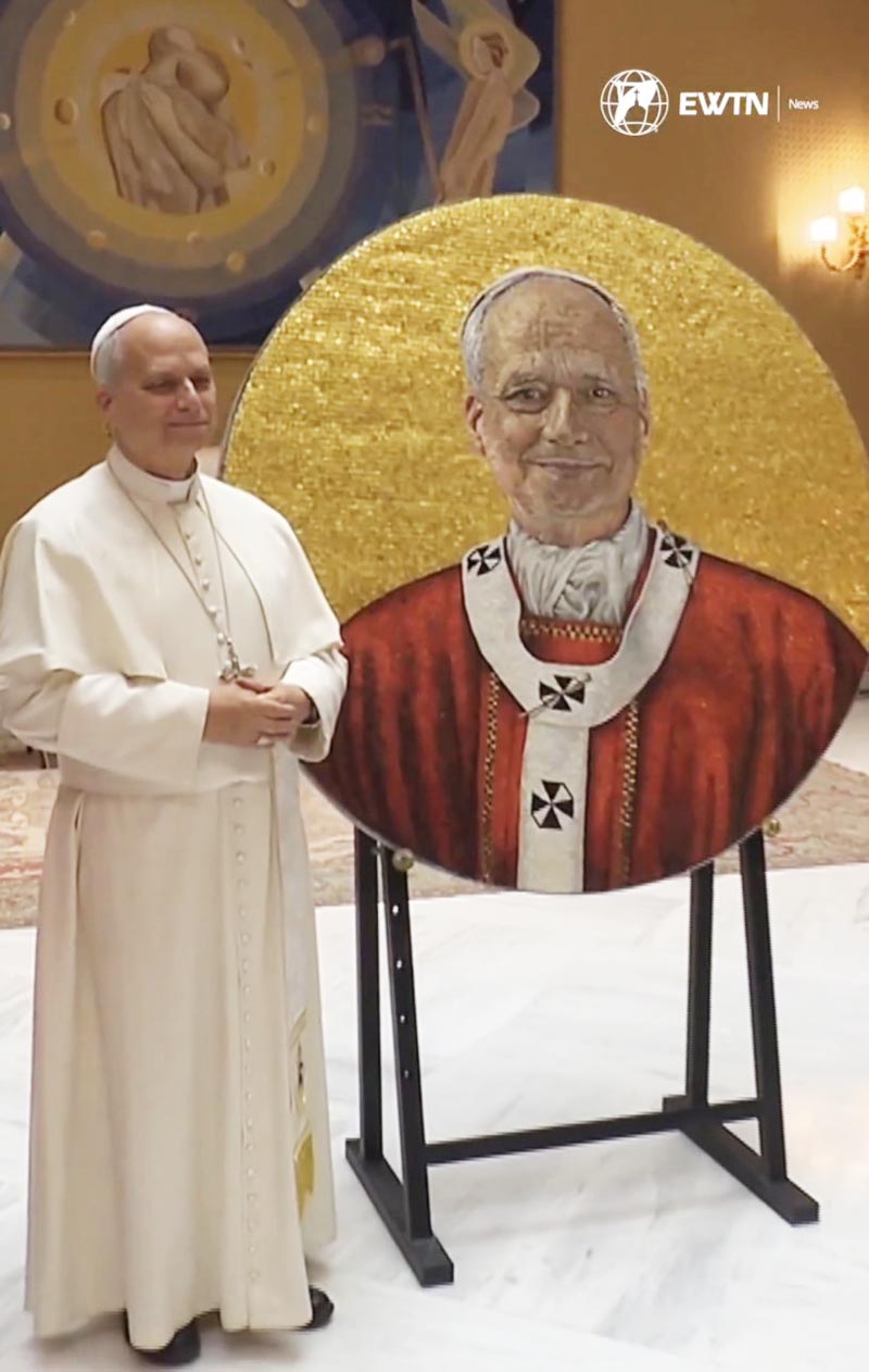 Papst Leo steht neben dem auf einer Staffelei aufgestellten Papstmedaillon in der üblichen Größe und Darstellungsweise für die Montage unter den Papstporträts in St. Paul vor den Mauern.