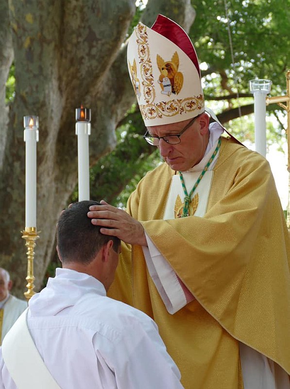 Bischof Rey bei einer Priesterweihe