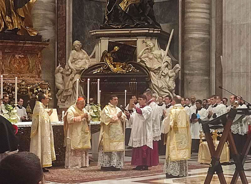 Blick in den Altarraum mit vollständigem Altardienst. Gut zu erkennen der „Gestellaltar“ der 80er Jahre.