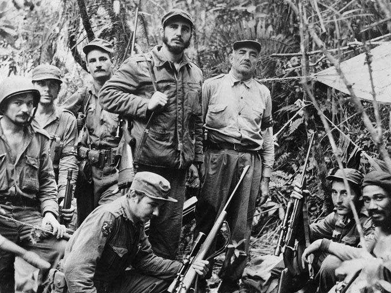 Eine Gruppe jugendlicher Kämpfer um Fidel Castro im kubanischen Tropenwald