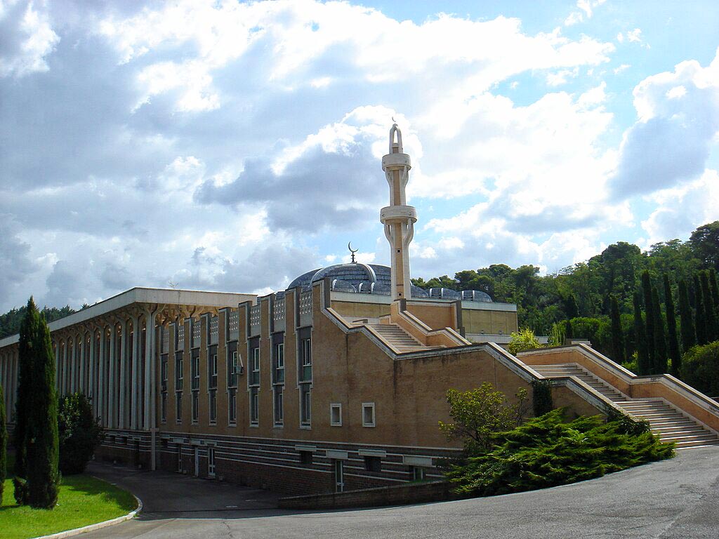 Die Zentralmoschee von Rom ist als ein festungsmäßig anmutender Betonbau in einem nördlichen Stadteil von Rom errichtet. Mit ihren mehr als 12000 Plätzen ist sie die größte Moschee Westeuropas.
