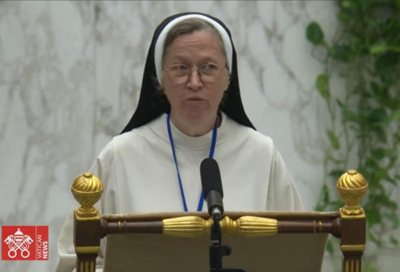 Sr. Helen Alford als Rednerin am Vortragspult in der Aula Papst Pauls VI